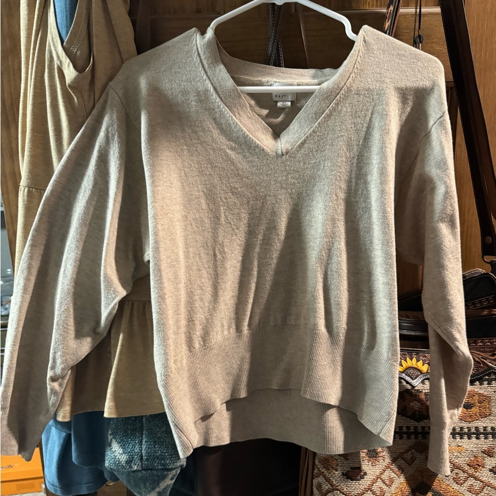 V-neck long sleeve shirt